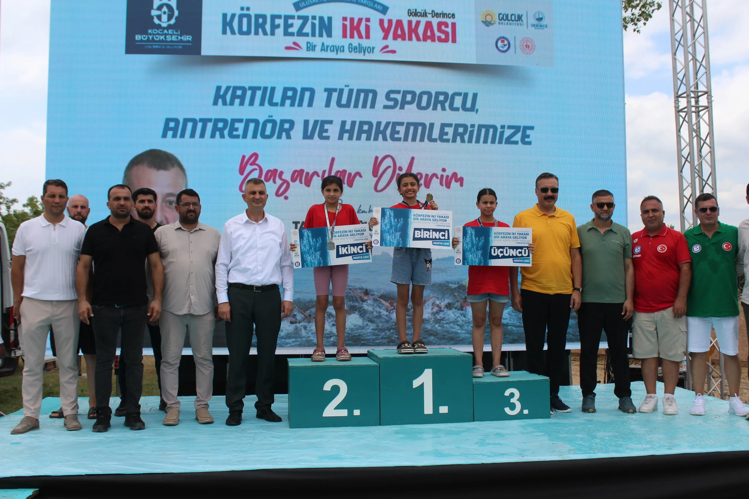 Kocaeli'de yüzme yarışları: Gençler ve çocuklar fırtına gibi yüzdü