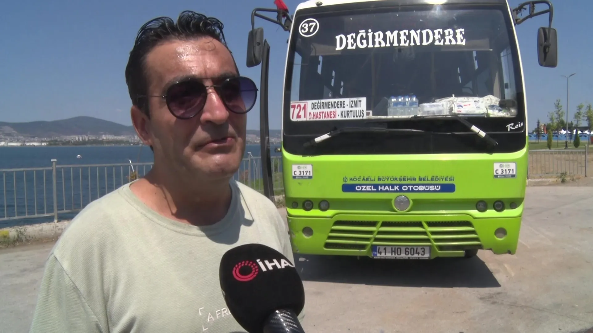 Kocaeli'deki şoför güler yüzü ve ikramları ile yolcuların gönlünde taht kurdu