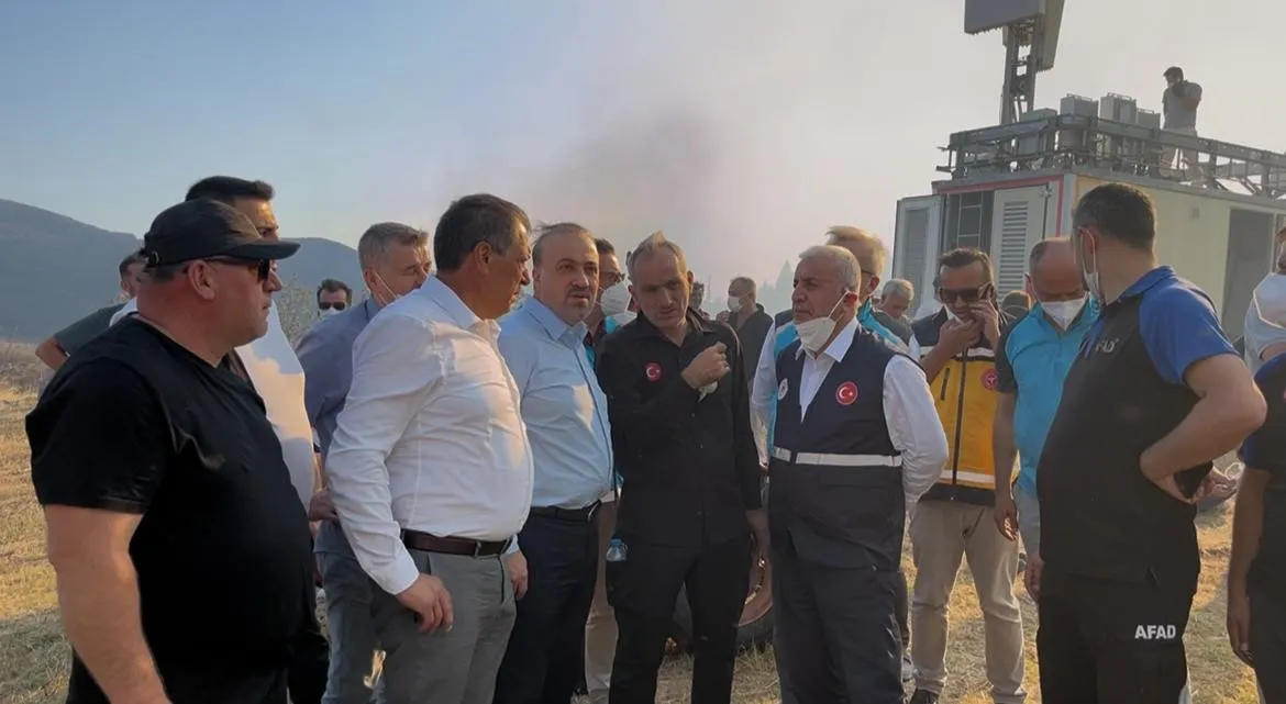 Kocaeli'deki orman yangınına 10 helikopter ve 6 uçakla müdahale sürüyor