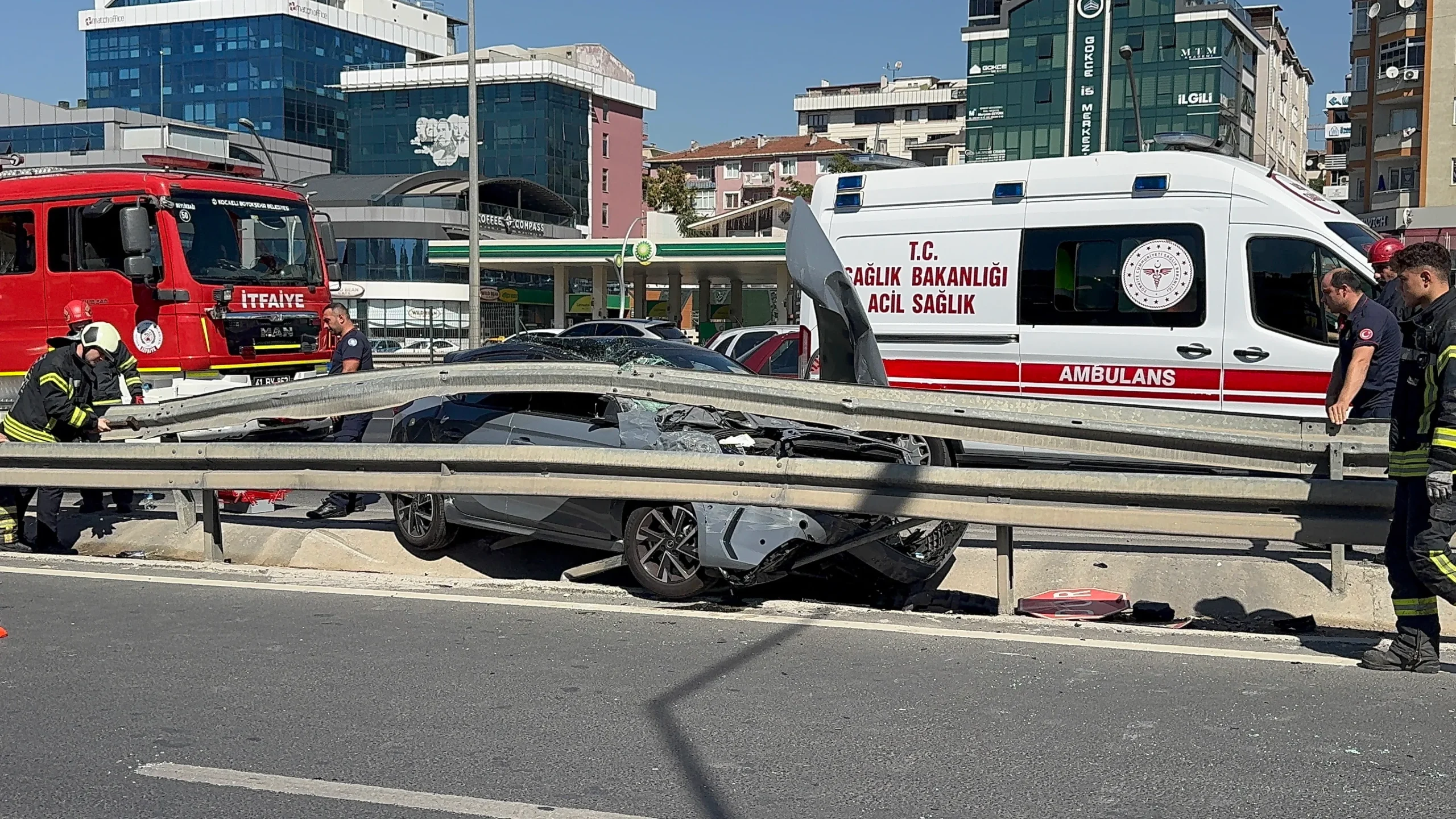 Gebze'de hafriyat kamyonu ile çarpışan otomobil demir bariyerlerin girdi
