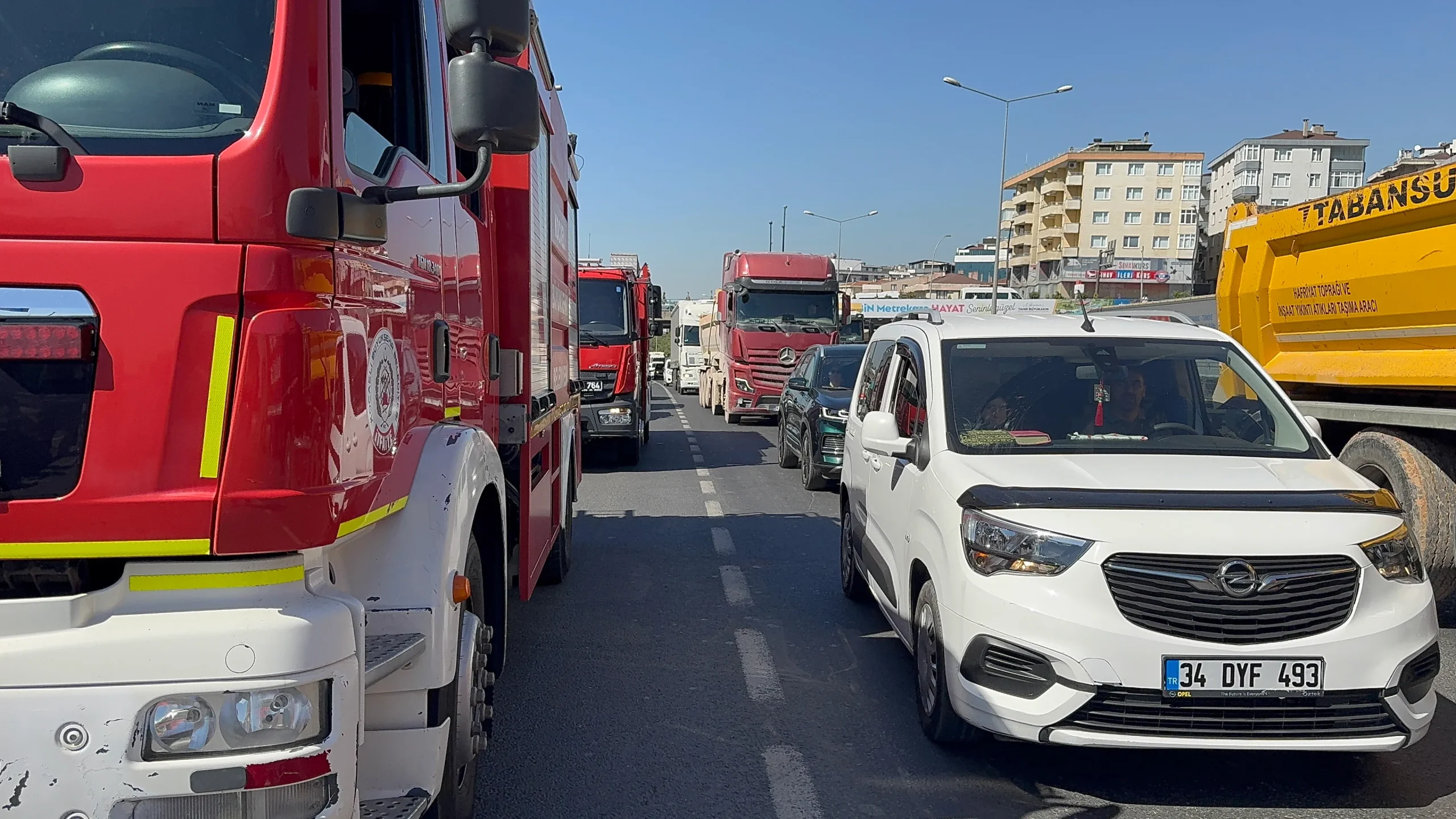 Gebze'de hafriyat kamyonu ile çarpışan otomobil demir bariyerlerin girdi
