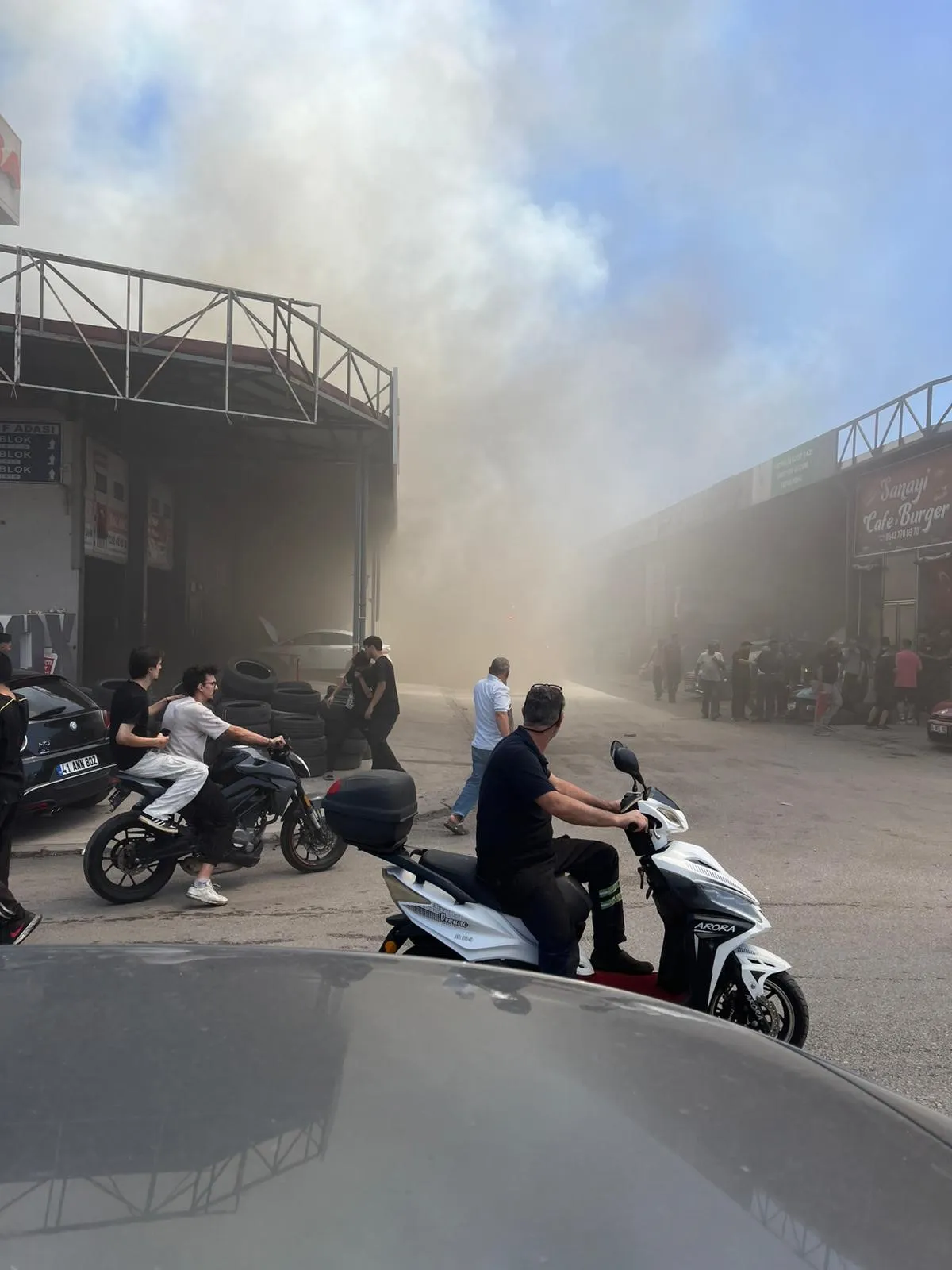 Gölcük sanayide yangın! Siyah dumanlar gökyüzünü kapladı