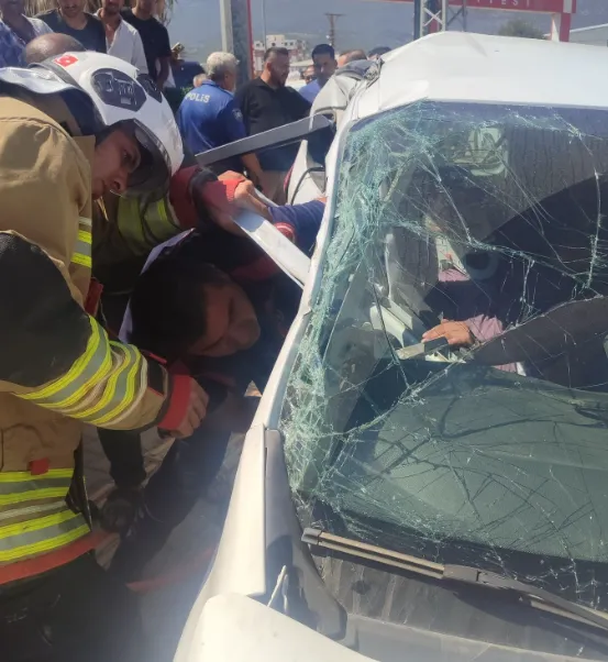 Hatay'da düğüne gitmek üzere seyir halinde olan bir otomobil, çekici