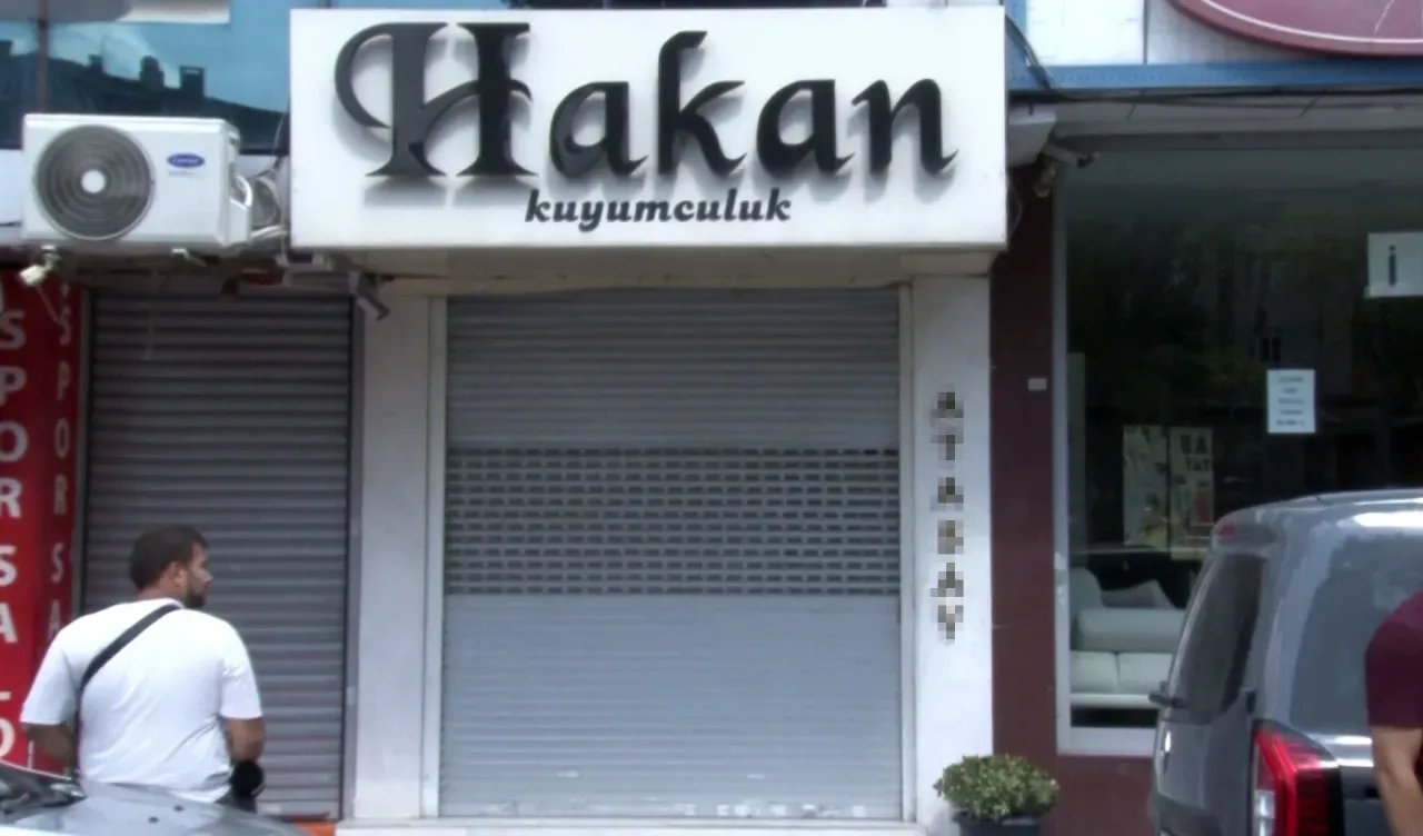 İstanbul Gaziosmanpaşa'da 25 yıldır kuyumculuk yapan şahıs, iddiaya göre dükkanındaki