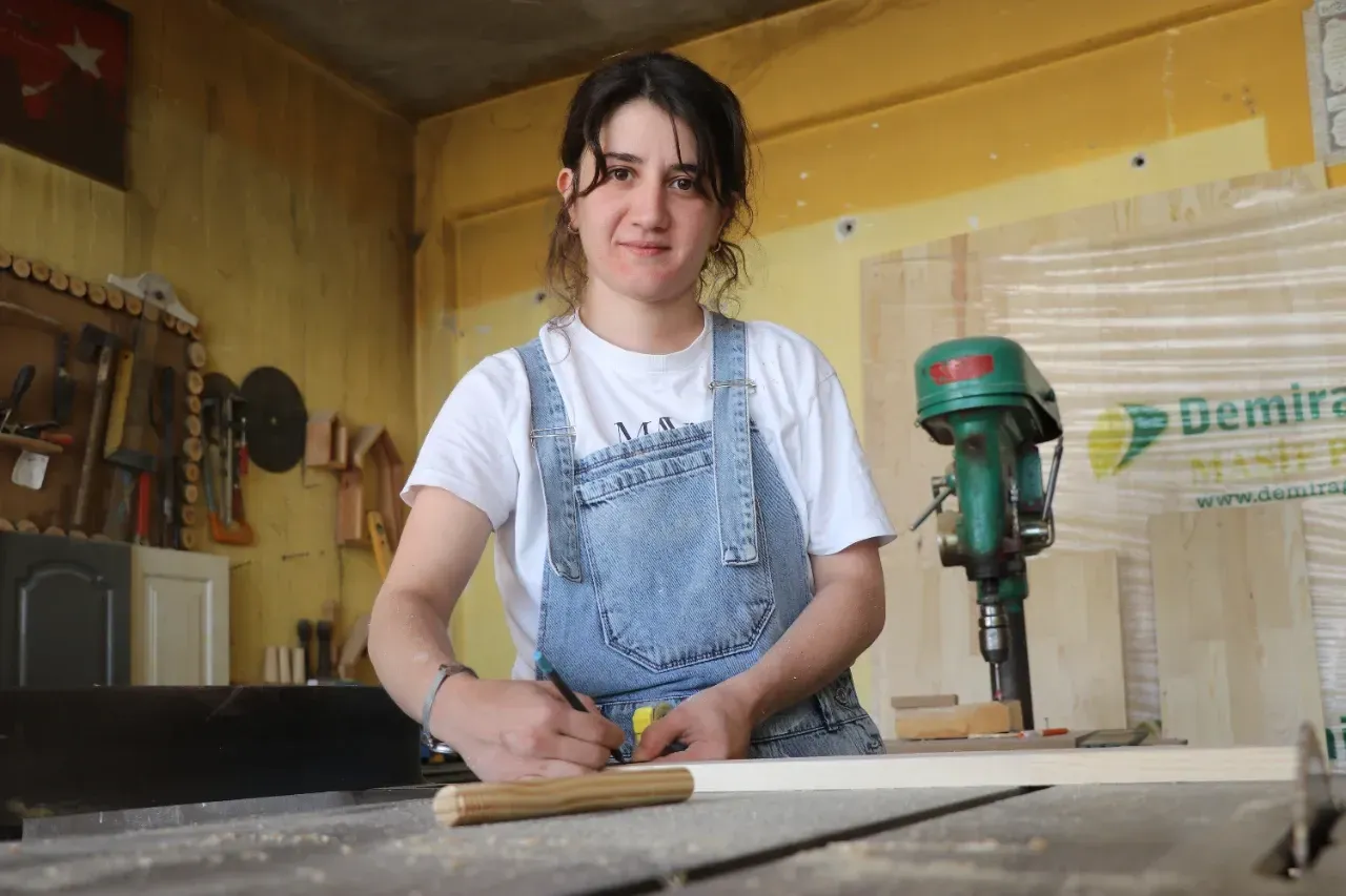 Sivas'ta 6 yıldır marangozluk yapan Zeynep Akgül, genellikle erkeklerin yaptığı