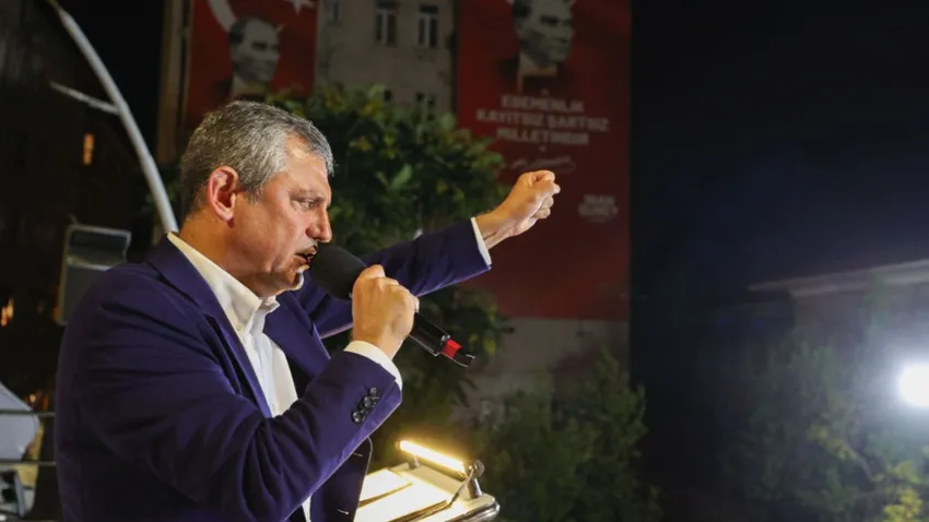 CHP lideri Özgür Özel, tutuklu İBB Başkanı Ekrem İmamoğlu'nun surlara