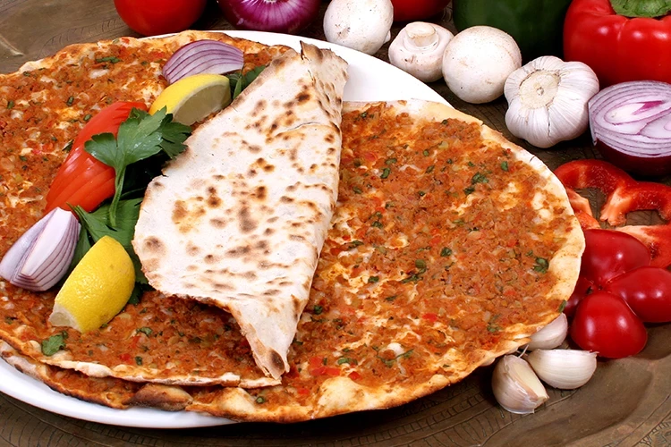 Kocaeli'de lahmacundan tavuk eti çıktı!