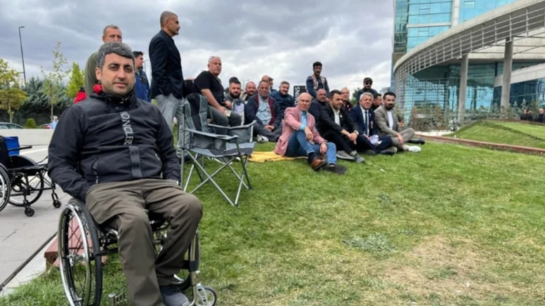 Vatan için canını ortaya koyan gazileri, Aile Bakanlığı önünde fıskiyeleri