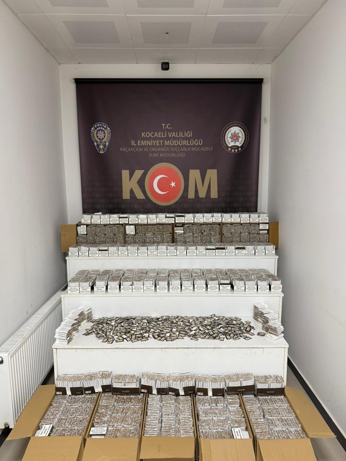 Gölcük'te bin 912 bandrol ile 206 bin 300 makaron ele geçirildi