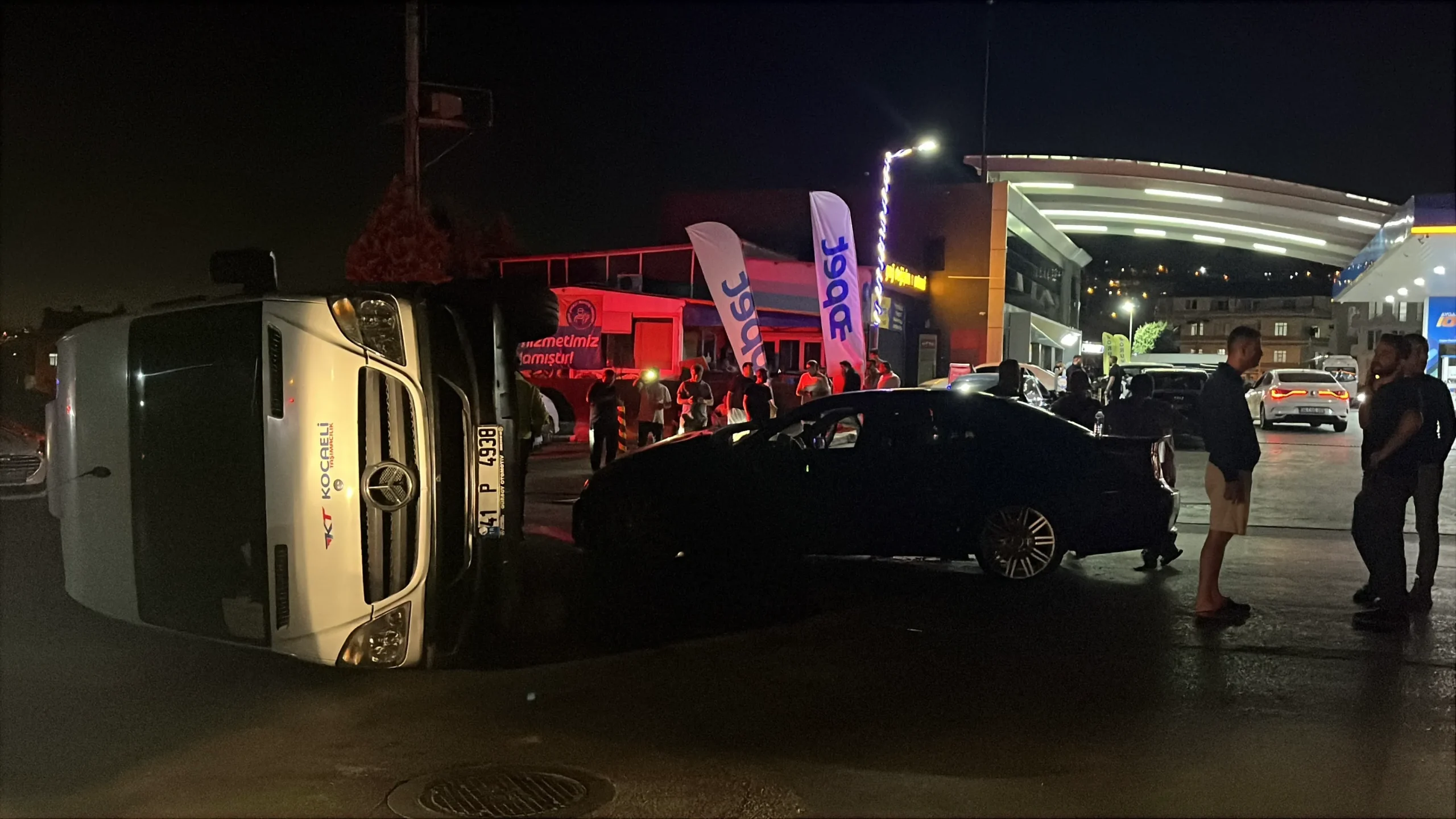 Kocaeli'de otomobil ile çarpışan servis minibüsü devrildi: 1 yaralı
