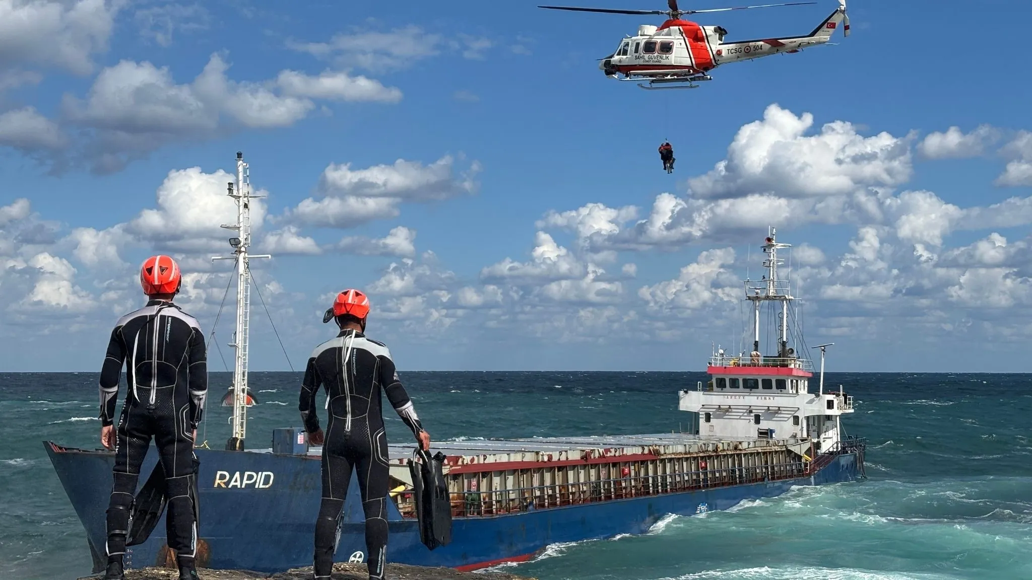 Kocaeli'de karaya vuran geminin mürettebatı helikopterle kurtarılıyor