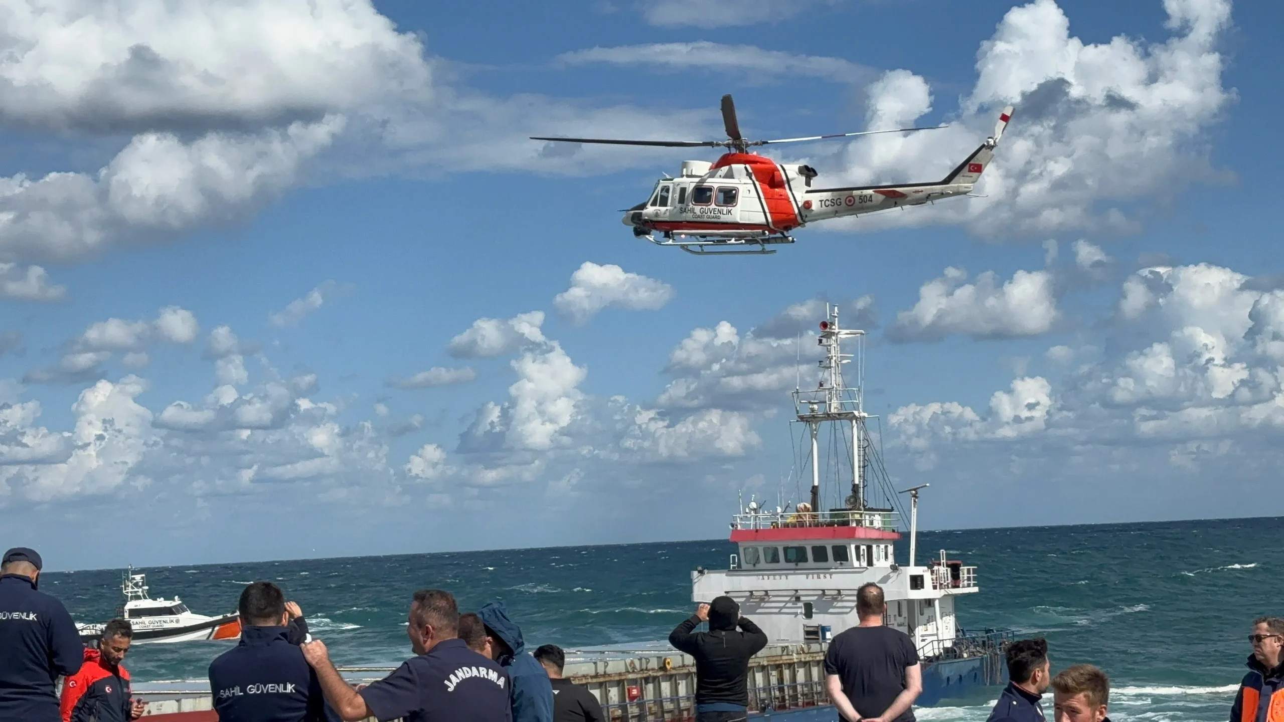 Kocaeli'de karaya vuran geminin mürettebatı helikopterle kurtarılıyor