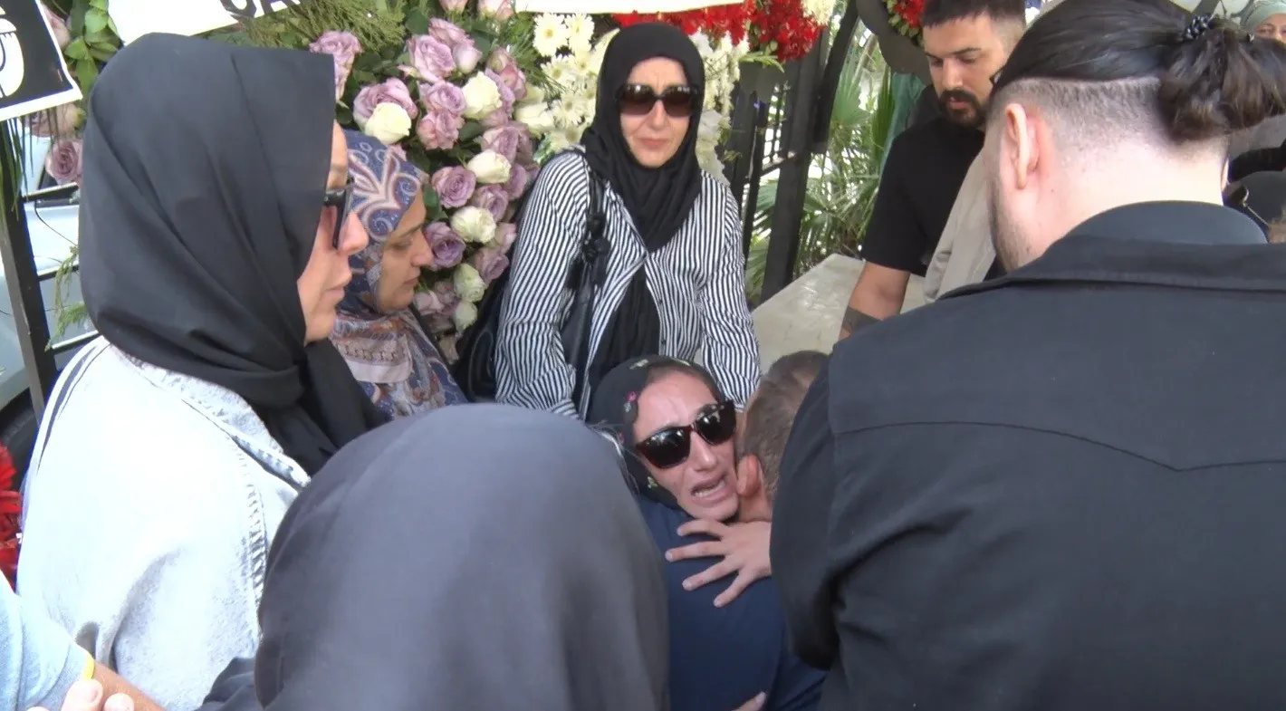 Güllü'nün kızı cenaze töreninde fenalık geçirdi