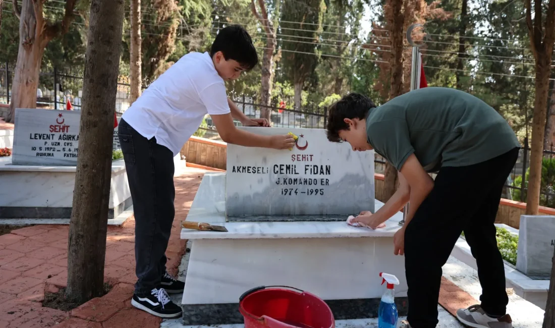 Kocaeli Büyükşehir Belediyesi, öğrenciler ile birlikte Bağçeşme Namazgâh Şehitliği'nde düzenlediği