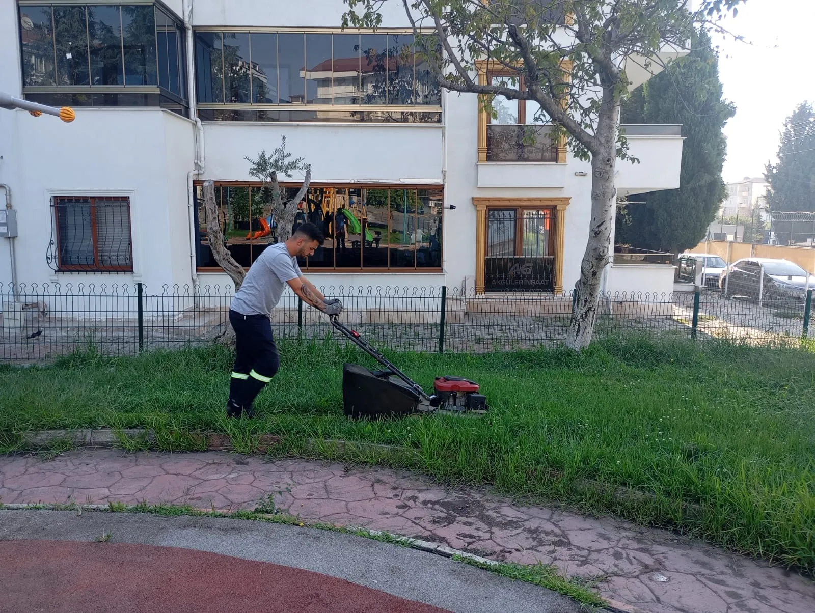 Körfez genelinde parklara düzenli bakım
