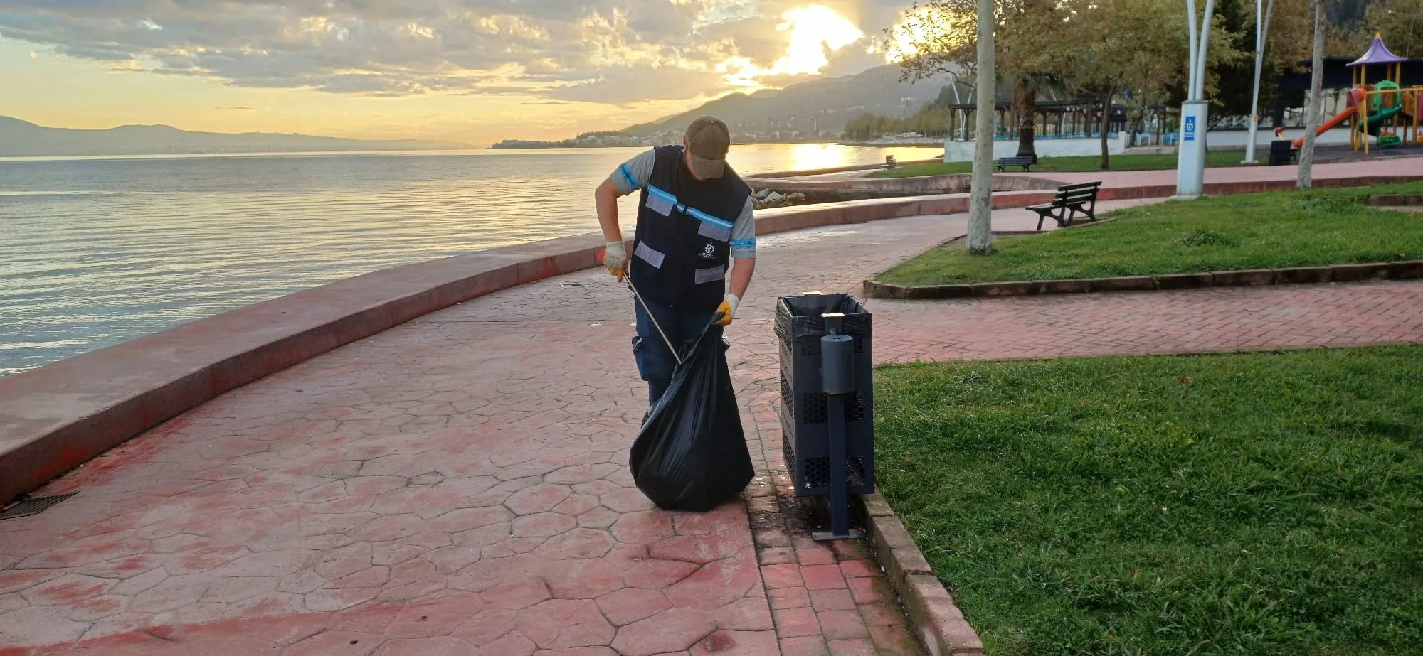 Kocaeli Büyükşehir Belediyesi, mavi bayraklı plajları ve temiz sahilleriyle bu