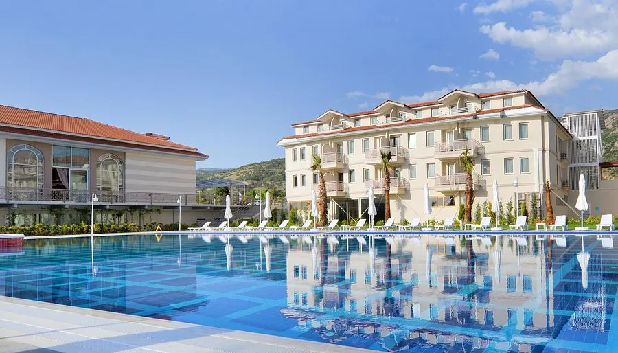 Pamukkale, doğal güzellikleri ve şifalı termal sularıyla ünlü bir turizm