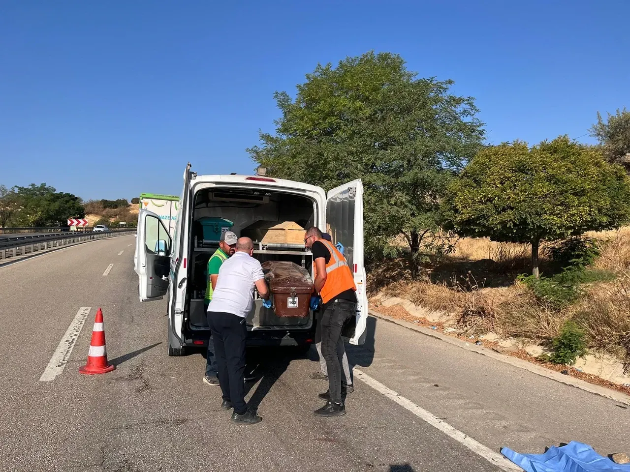 Manisa'nın Kula ilçesinde otomobillerinin patlayan lastiğini değiştirmek için yol kenarında