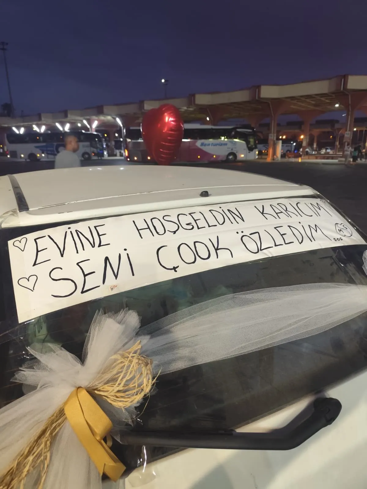 Adana'ya dönen eşini otogarda balonlar ve yazılar ile süslediği otomobiliyle