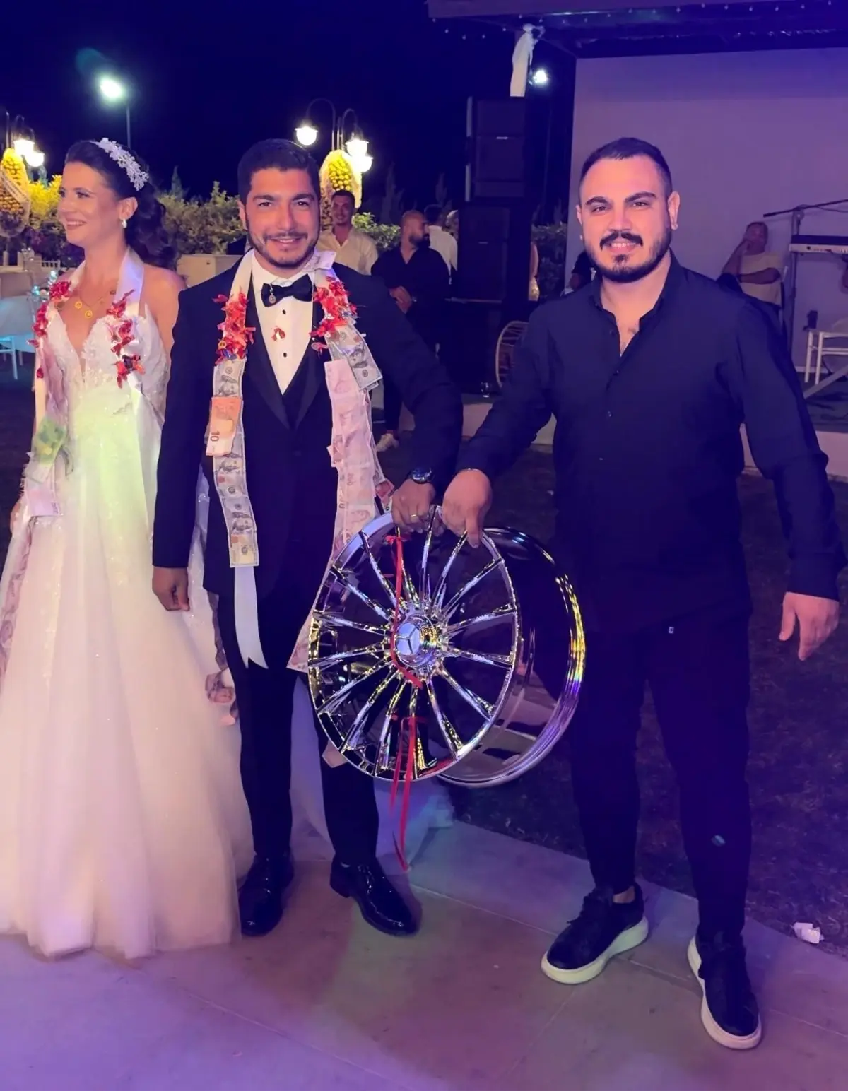 Gelin ve damada taktığı takı herkesi şaşkına çevirdi 
