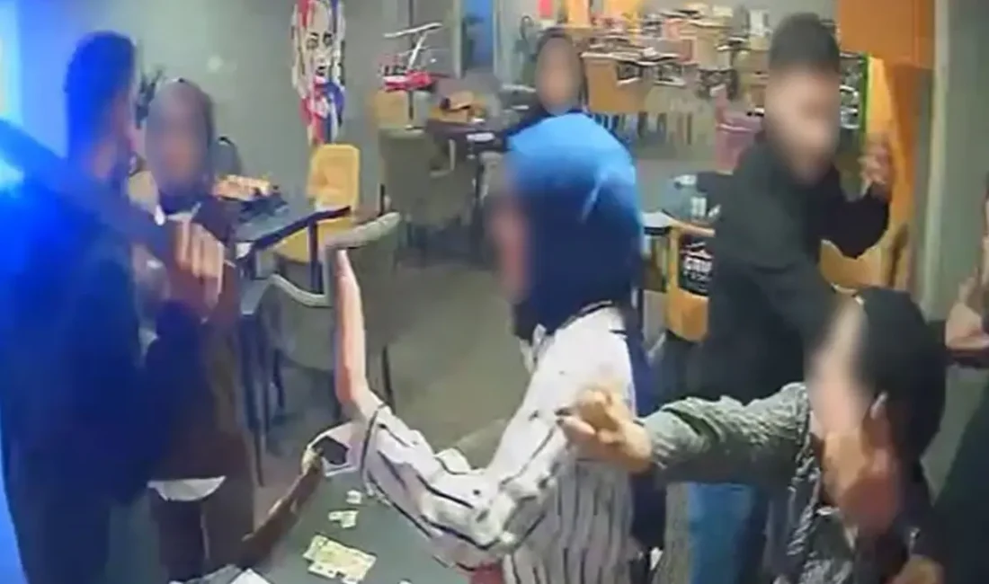 Erzurum'da okey salonunda bıçakla tehdit eden adam, gençlerin mücadelesiyle etkisiz