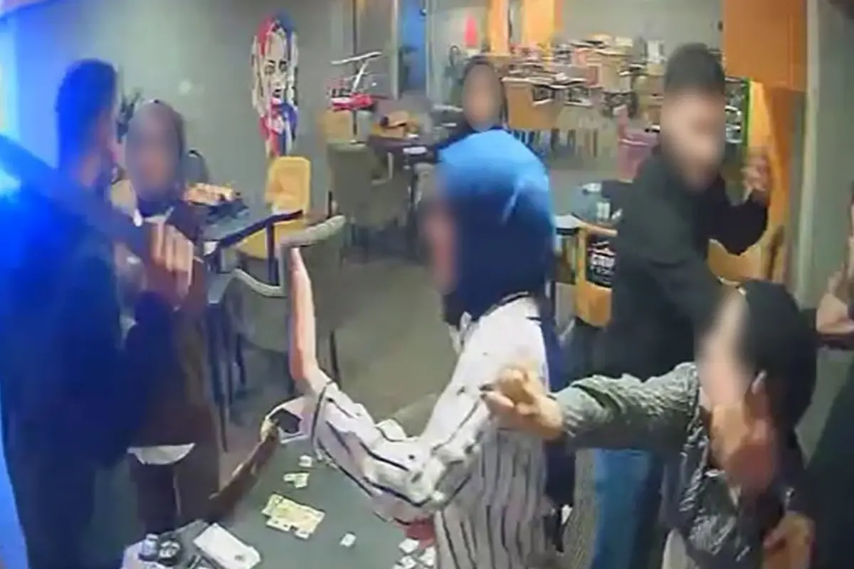 Erzurum'da okey salonunda bıçakla tehdit eden adam, gençlerin mücadelesiyle etkisiz