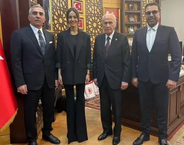 Sanatçı Elif Buse Doğan, MHP lideri Devlet Bahçeli'yi ziyaret etti.