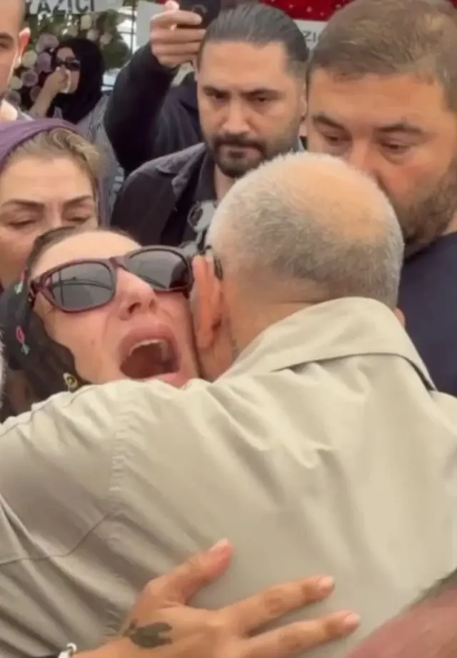Sanatçı Güllü son yolculuğuna uğurlandı