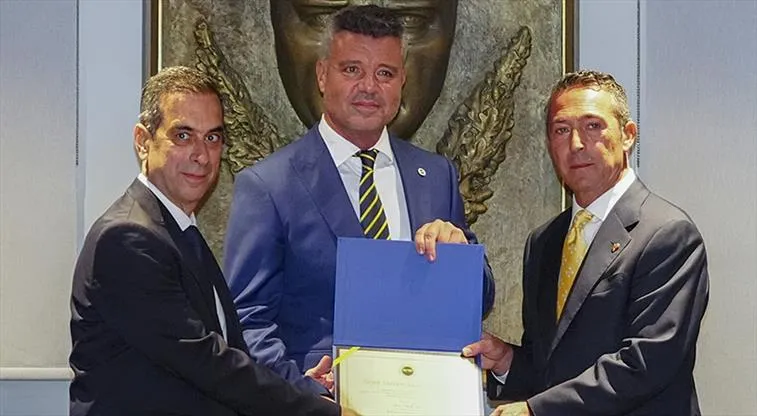 Sadettin Saran'a mazbatasını veren Ali Koç: Müsaadenizle biz kaçıyoruz