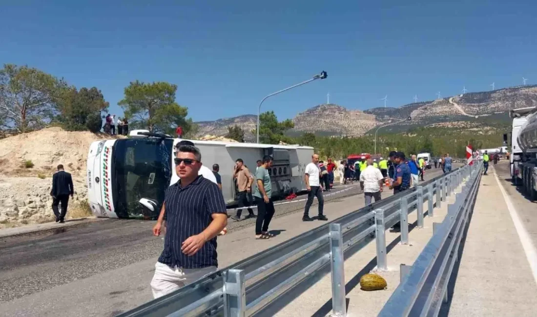 Mersin'in Mut ilçesinde kavun yüklü tır, yolcu otobüsüne arkadan çarptı.