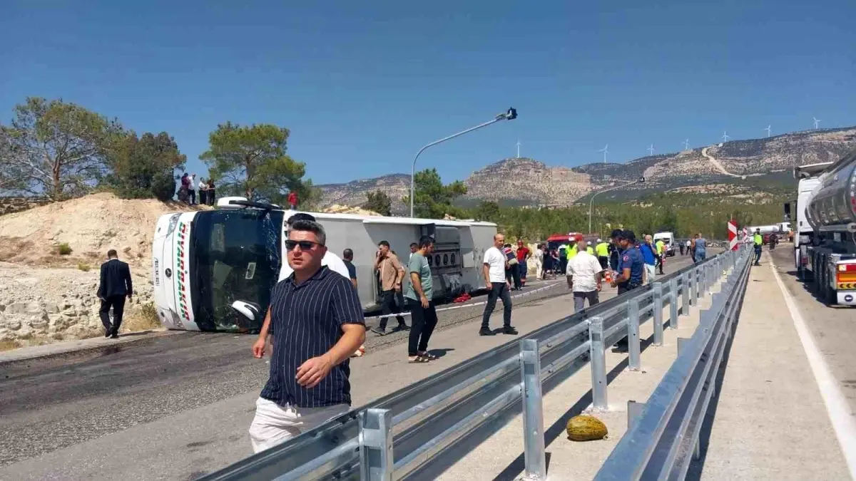 Mersin'in Mut ilçesinde kavun yüklü tır, yolcu otobüsüne arkadan çarptı.