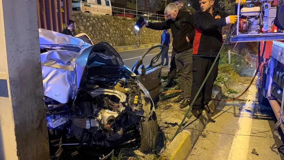Zonguldak-Alaplı karayolunda otomobilin üst geçide çarpması sonucu 2 kişi hayatını