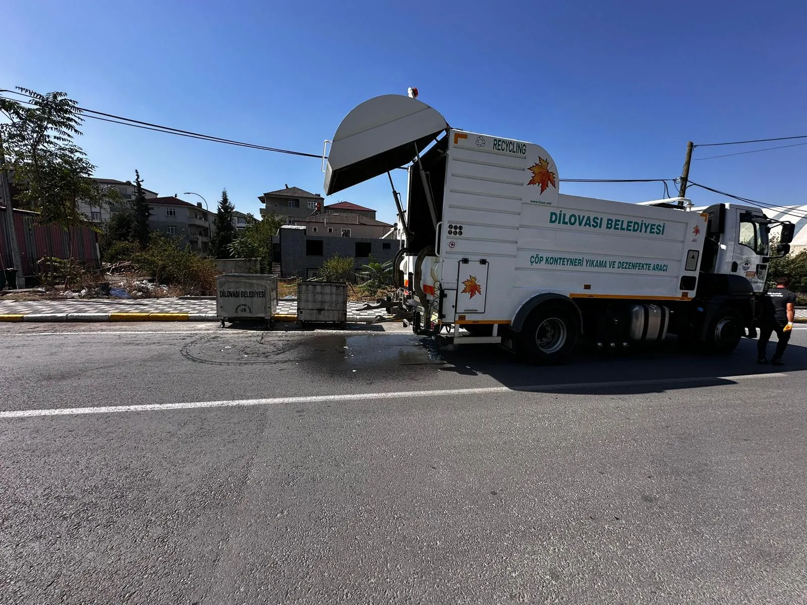 Dilovası Belediyesi, ilçe genelindeki çöp konteynerlerini düzenli olarak yıkayıp dezenfekte