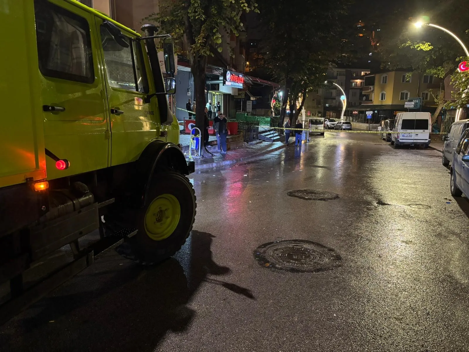 Sokak ortasında cinayet kamerada: Jiletle çevreye rahatsızlık veren şahıs silahla vuruldu