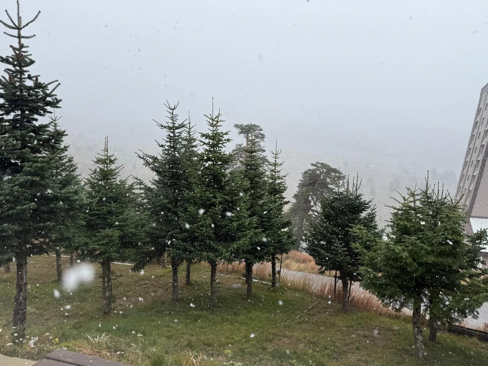  Bolu’nun yüksek kesimlerinde mevsimin ilk kar yağışı etkili oldu. Ekim