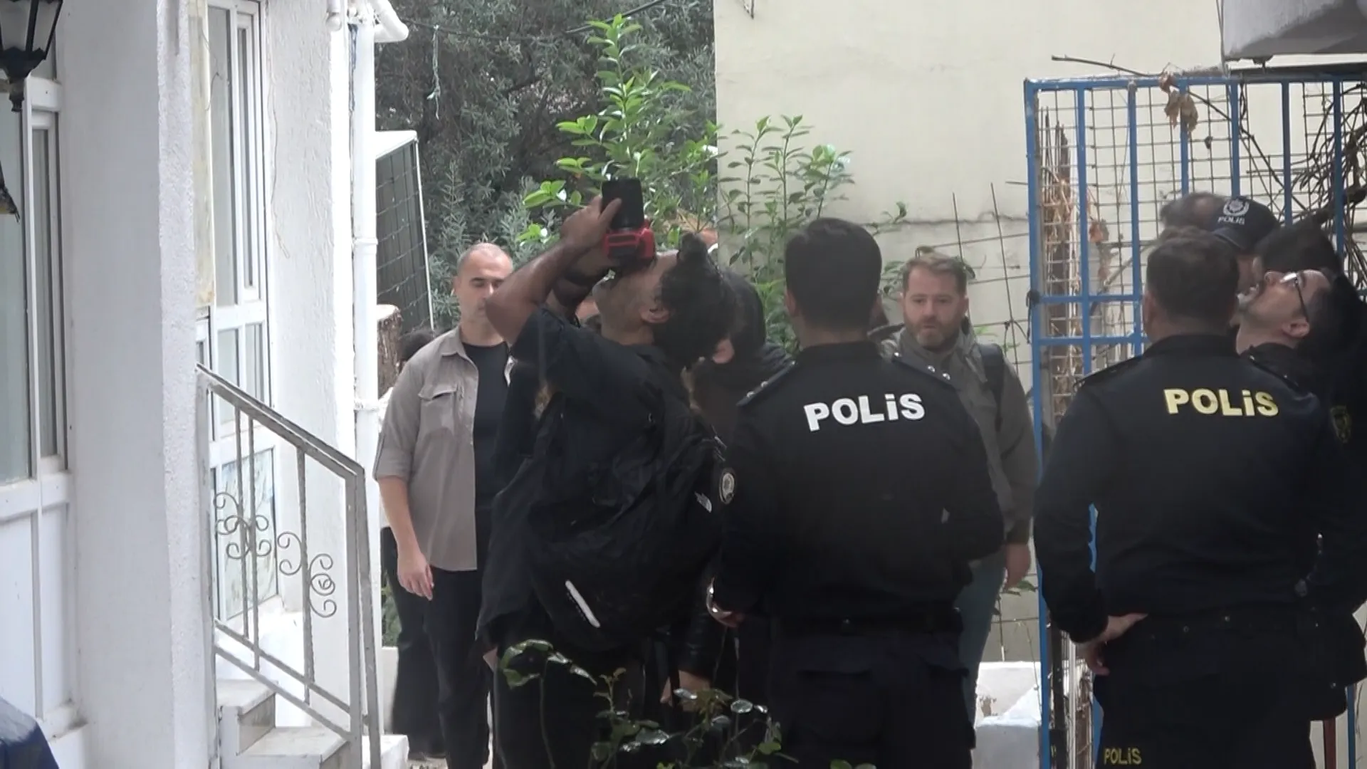 Yalova’nın Çınarcık ilçesinde sanatçı Güllü’nün 5. kattaki evinin penceresinden düşerek