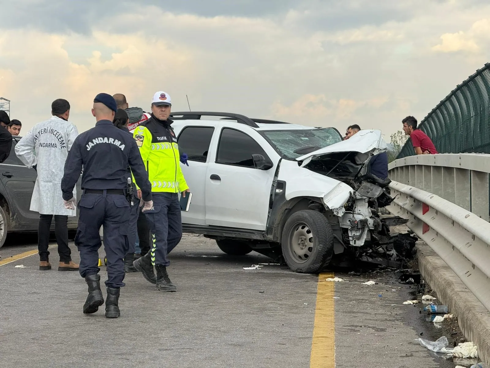 Sakarya'nın Akyazı ilçesinde otoyol üzerindeki köprüde sivil jandarma aracı ile