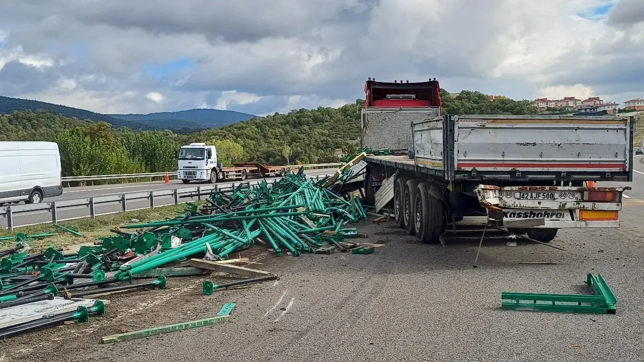 TEM Otoyolu'nun Bolu Batı Gişeleri mevkiinde kontrolden çıkan tır, refüjdeki