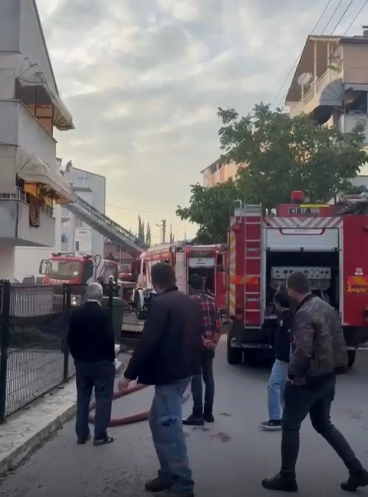 Kocaeli'de korkutan çatı yangını!