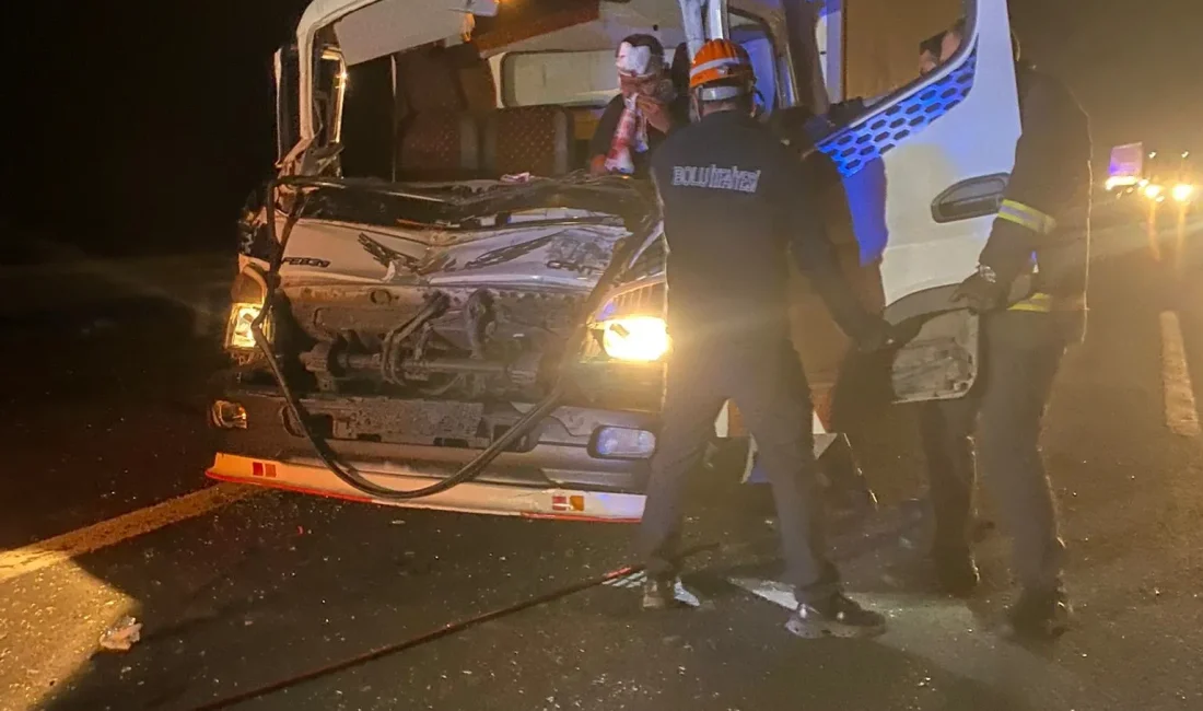 Bolu TEM Otoyolu'nda kamyon ile çarpışan kamyonet sürücüsü, araç kabininde