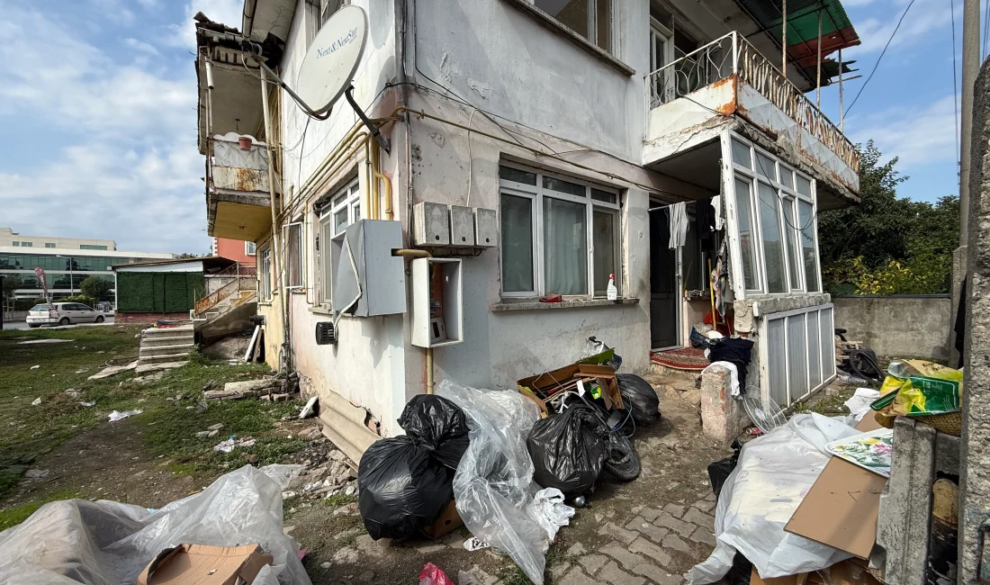 Sakarya'nın Adapazarı ilçesinde çöpten karton toplarken görüntülenen yaşlı bir adamın