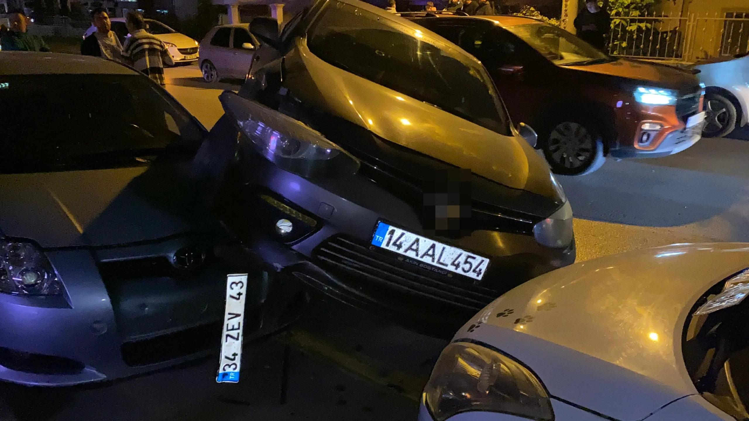 Bolu’da kontrolden çıkan otomobil, park halindeki iki araca çarparak üzerlerine