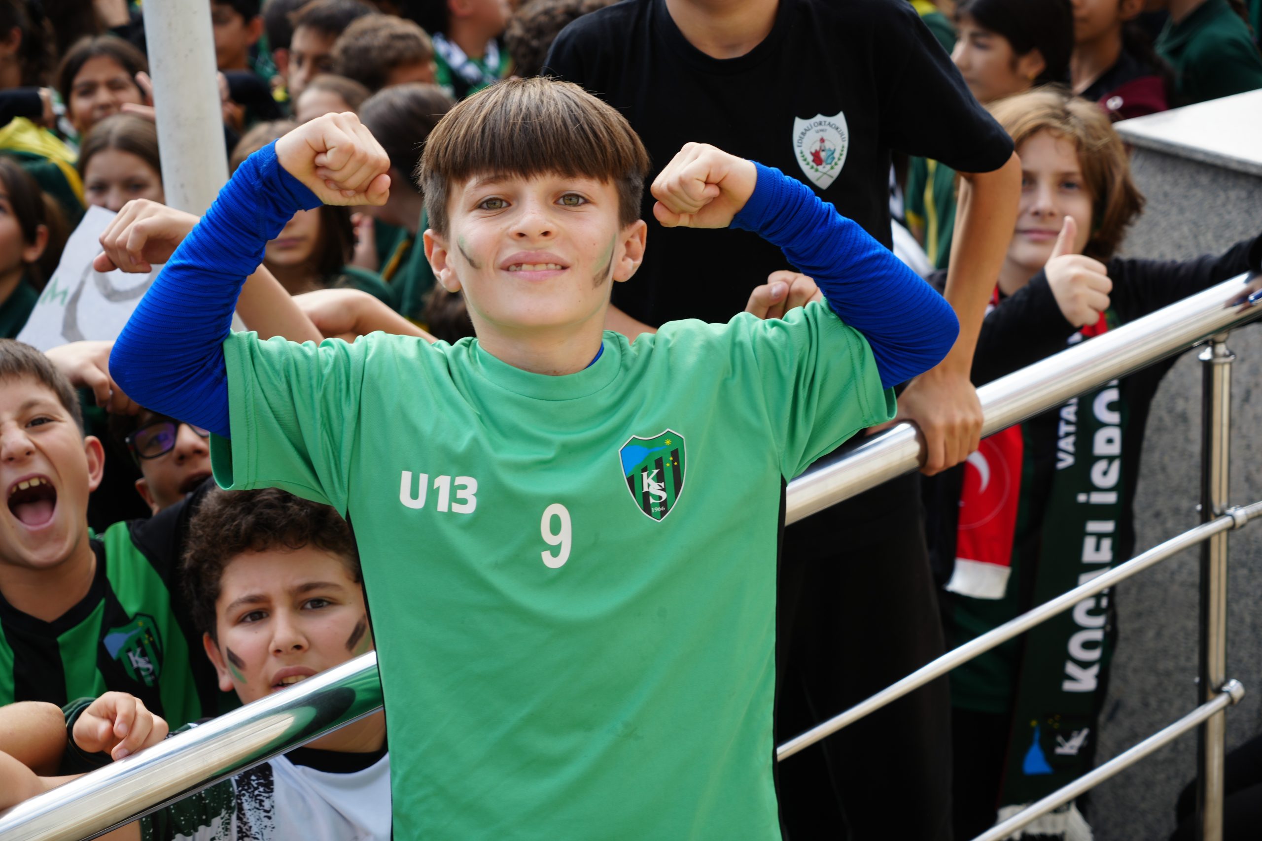 Öğrenciler, Kocaelisporlu futbolculara enerji verdi