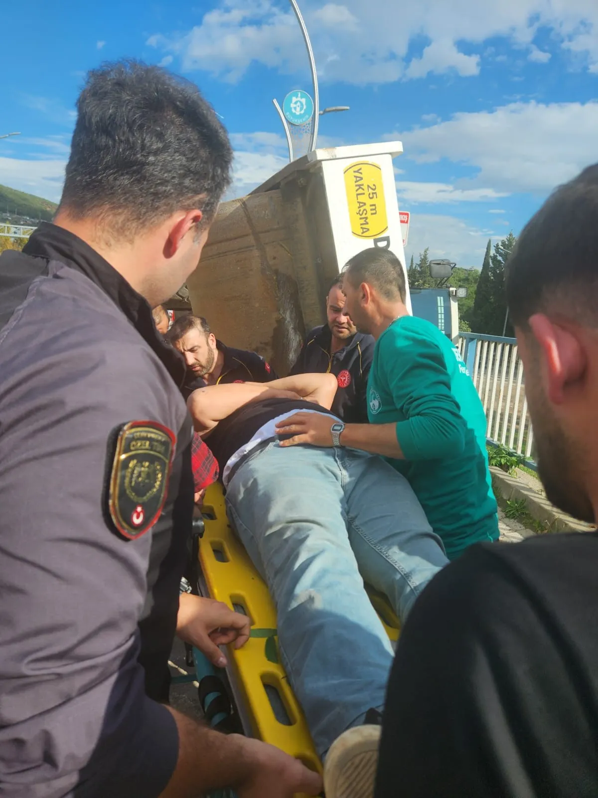Derince'de tırın üstündeki asfalt silindiri yola devrildi: 1 yaralı