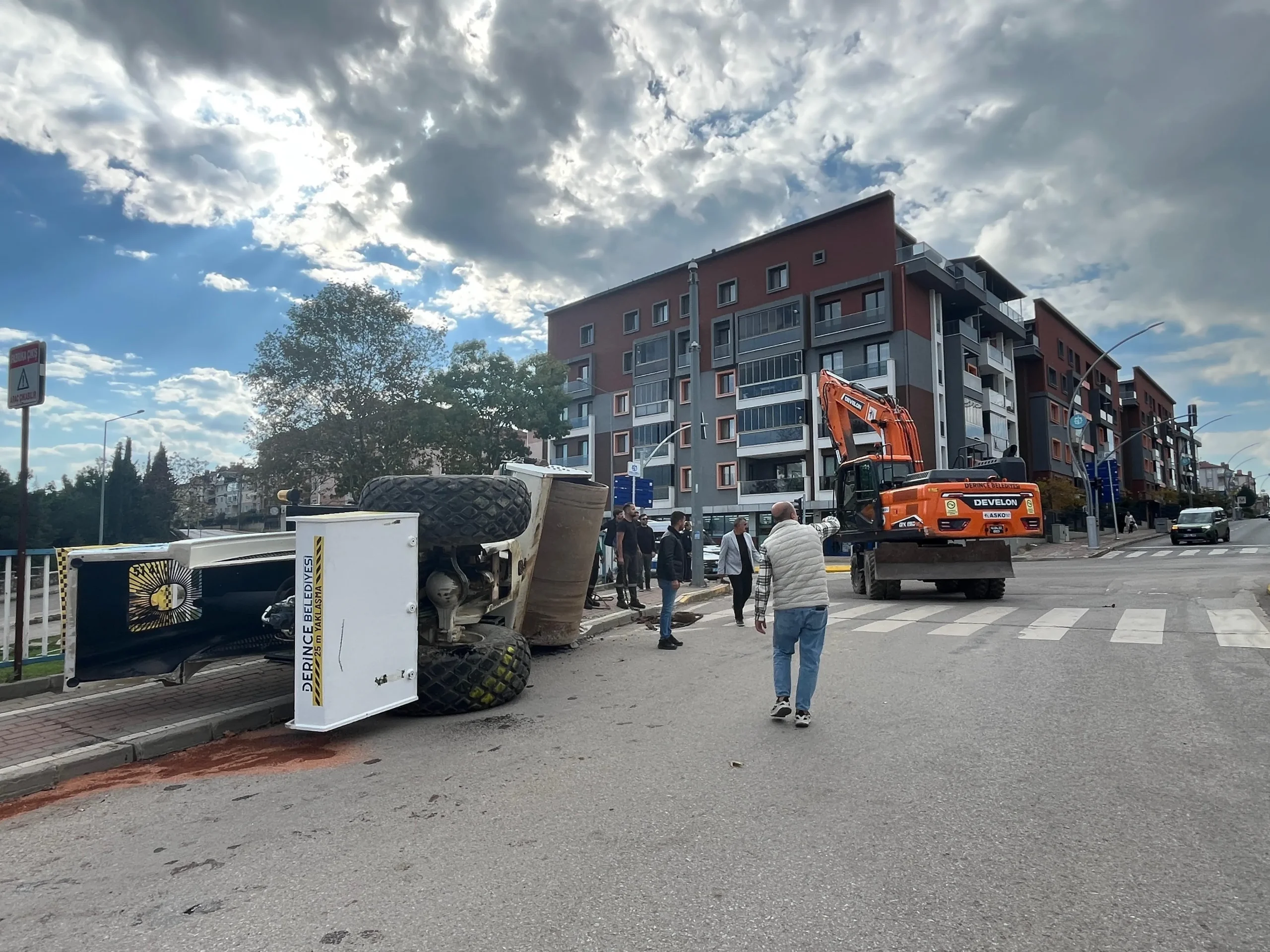 Derince'de tırın üstündeki asfalt silindiri yola devrildi: 1 yaralı