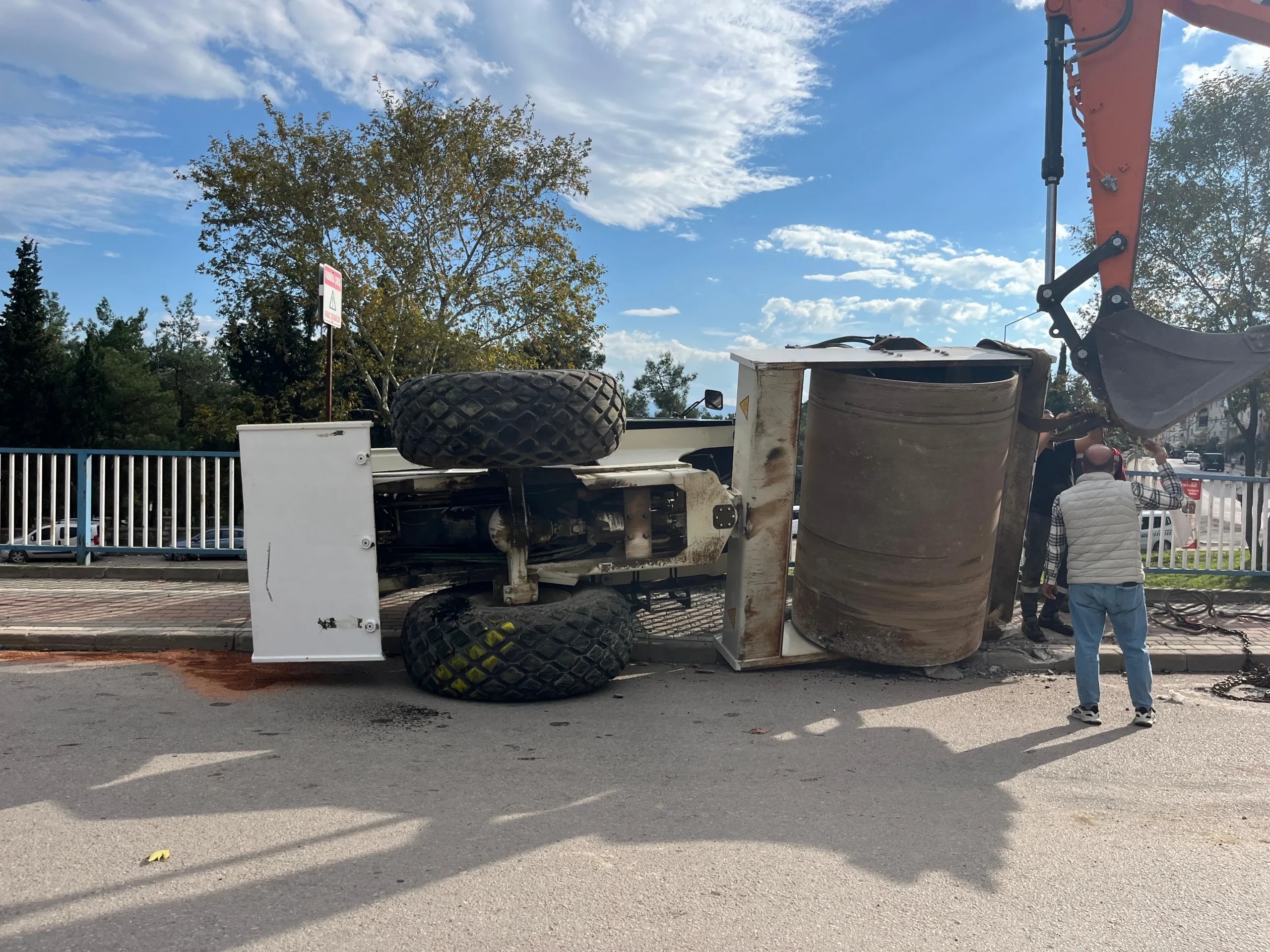 Derince'de tırın üstündeki asfalt silindiri yola devrildi: 1 yaralı
