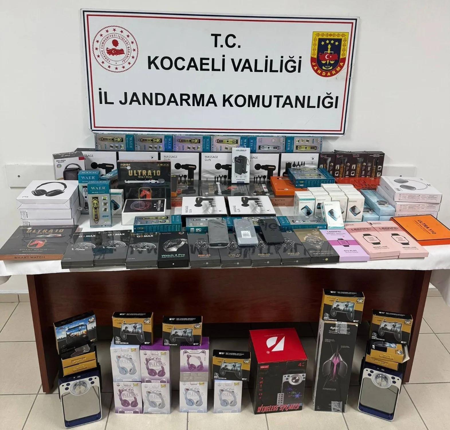 Kocaeli'de bir iş yeri ve araçta yapılan aramada toplam piyasa