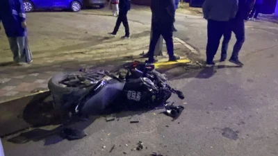 Kocaeli'nin Körfez ilçesinde iş makinesi ile çarpışan motosikletin sürücüsü ağır