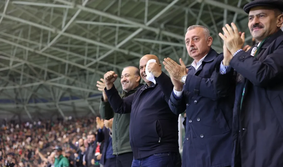 Kocaeli Büyükşehir Belediye Başkanı Tahir Büyükakın, Kocaelispor’un iç saha maçında