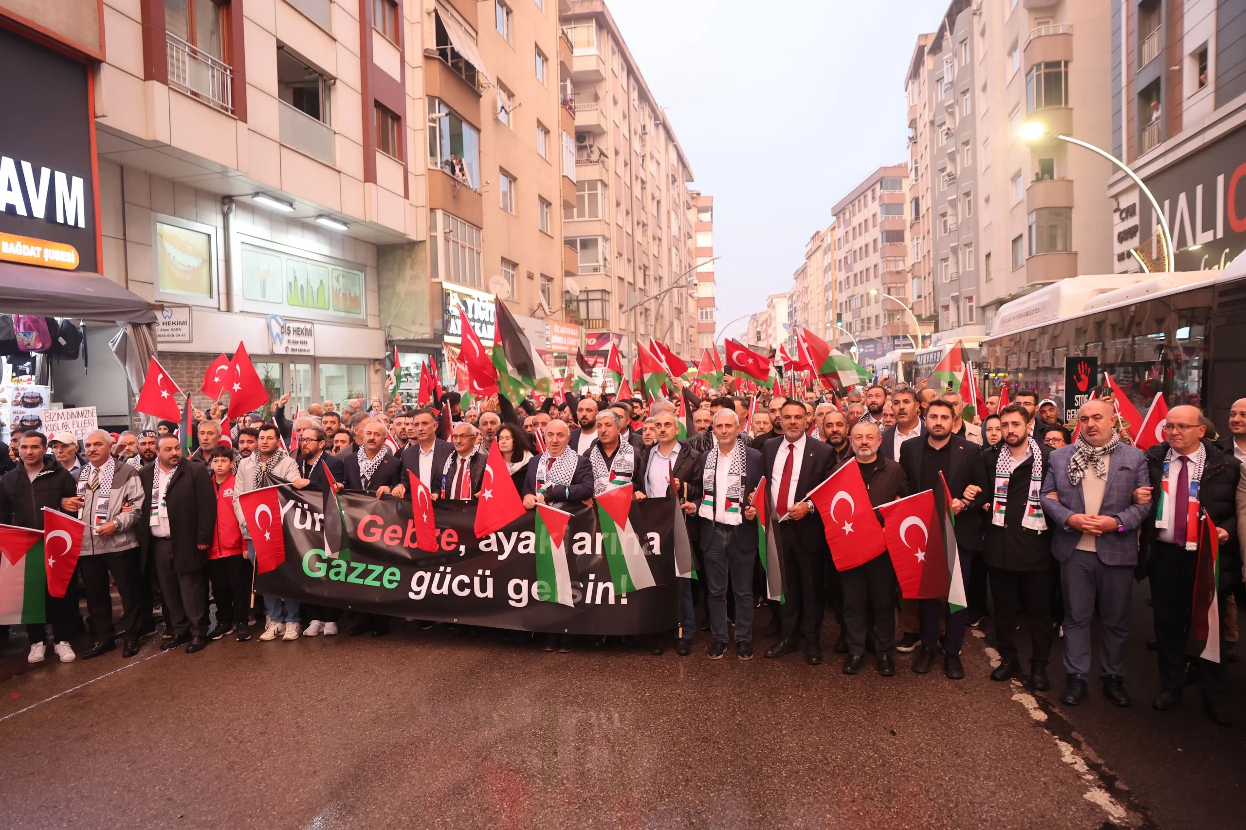 İsrail’in Gazze’deki soykırım ve işgalinin ikinci yılında binlerce kişi Gebze